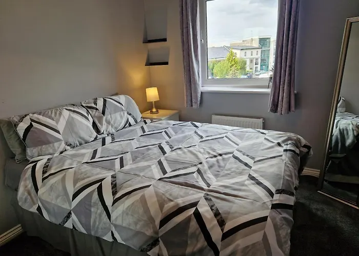 Stylish 2-Bed Apartment - Sleeps 4 Parking & Wifi